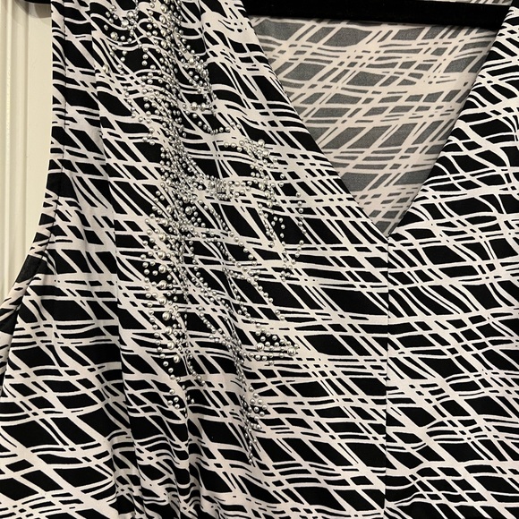 Sleeveless Black and White Dress Size 18/20 - Picture 4 of 8